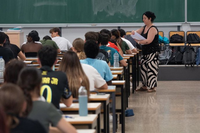 Estudiants de batxillerat a la Universitat Politècnica de València durant la convocatòria extraordinària d'EBAU, a la Universitat Politècnica de València, a 1 de juliol del 2025, a València, Comunitat Valenciana (Espanya).  