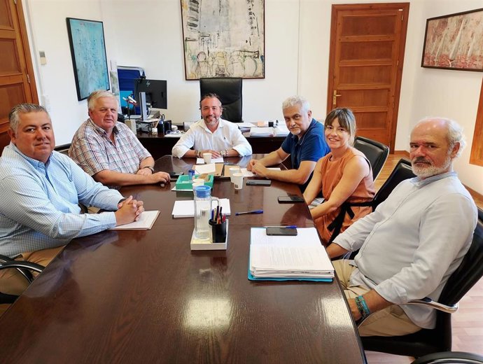 El conseller insular de Territorio, Movilidad e Infraestructuras, Fernando Rubio, se reúne con representantes de la Federación Empresarial Balear de Transporte