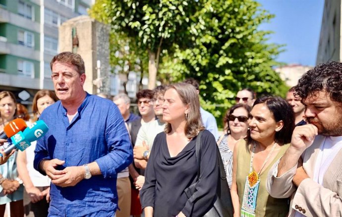 El secretario xeral del PSdeG, José Ramón Gómez Besteiro, atiende a los medios de comunicación en Ourense.