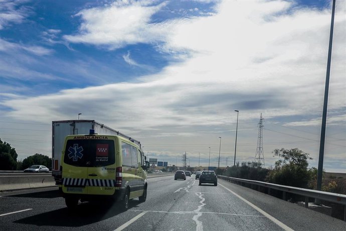 Archivo - Varios vehículos circulan por la M503, a 1 de octubre de 2024, en Madrid (España). Durante el mes de septiembre se han registrado 88 siniestros de tráfico mortales en los que han fallecido 101 personas. Destaca el aumento de fallecidos en furgon