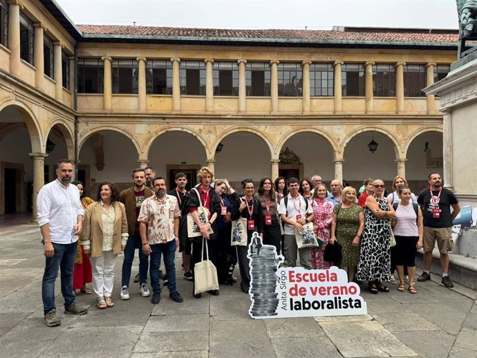 Inauguración de la I Escuela de Verano Anita Sirgo en el edificio histórico de la Universidad de Oviedo.