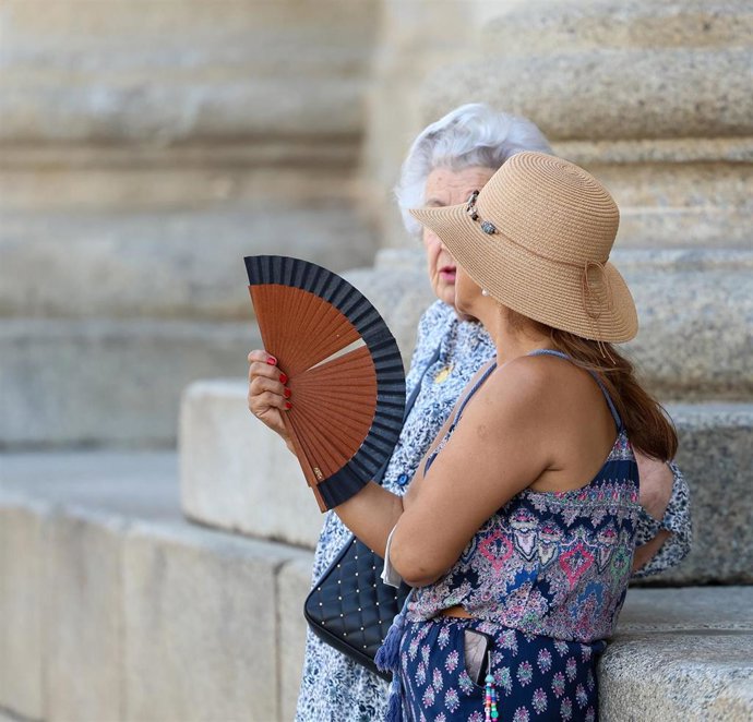 Una mujer se abanica durante la ola de calor, a 30 de junio de 2025, en Madrid (España). Las 17 comunidades autónomas están en alerta por altas temperaturas en el segundo día de la ola de calor. Sevilla alcanza los 42 °C y otras ciudades como Zaragoza, Lé