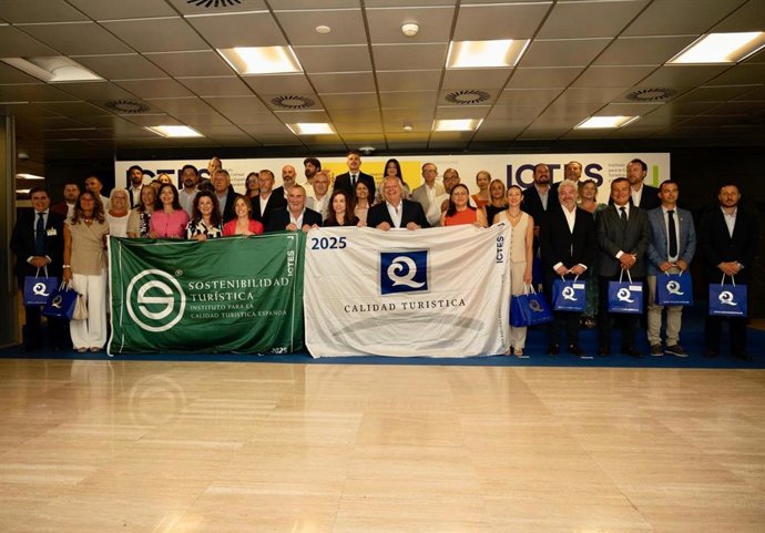 El ICTES entrega las 524 banderas Q de Calidad y S de Sostenibilidad que ondearán este año en España.