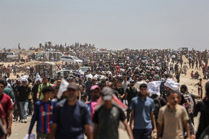 28 June 2025, Palestinian Territories, Gaza City: Palestinians gather along the Coastal Road in the Netzarim, south of Gaza City as they wait to receive humanitarian aid expected to enter through the Netzarim crossing. Photo: Omar Ashtawy/APA Images via Z