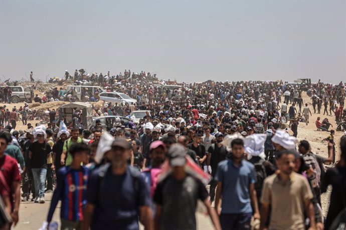 28 de junho de 2025, Territórios Palestinos, Cidade de Gaza: Os palestinos se reúnem ao longo da Coastal Road em Netzarim, ao sul da Cidade de Gaza, enquanto esperam para receber ajuda humanitária que deve entrar pelo cruzamento de Netzarim. Foto: Omar As