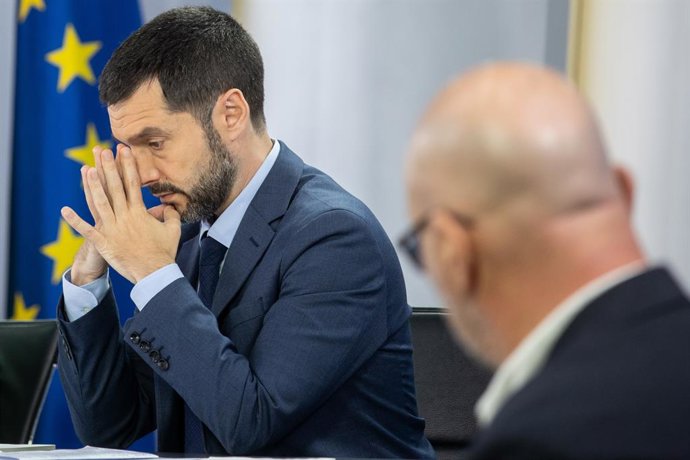 El ministro de Derechos Sociales, Consumo y Agenda 2030, Pablo Bustinduy, ofrece declaraciones a la prensa tras el Consejo de Ministros, a 1 de julio de 2025, en Madrid (España). El consejo de ministros aprueba una subida salarial del 0,5% para los funcio