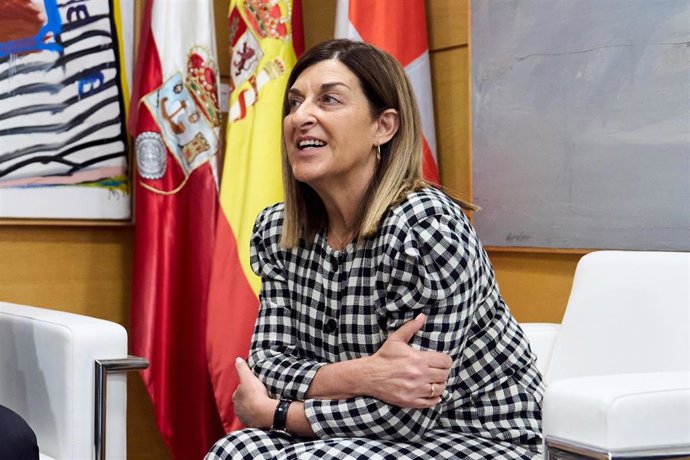 Archivo - La presidenta de Cantabria, María José Sáenz de Buruaga