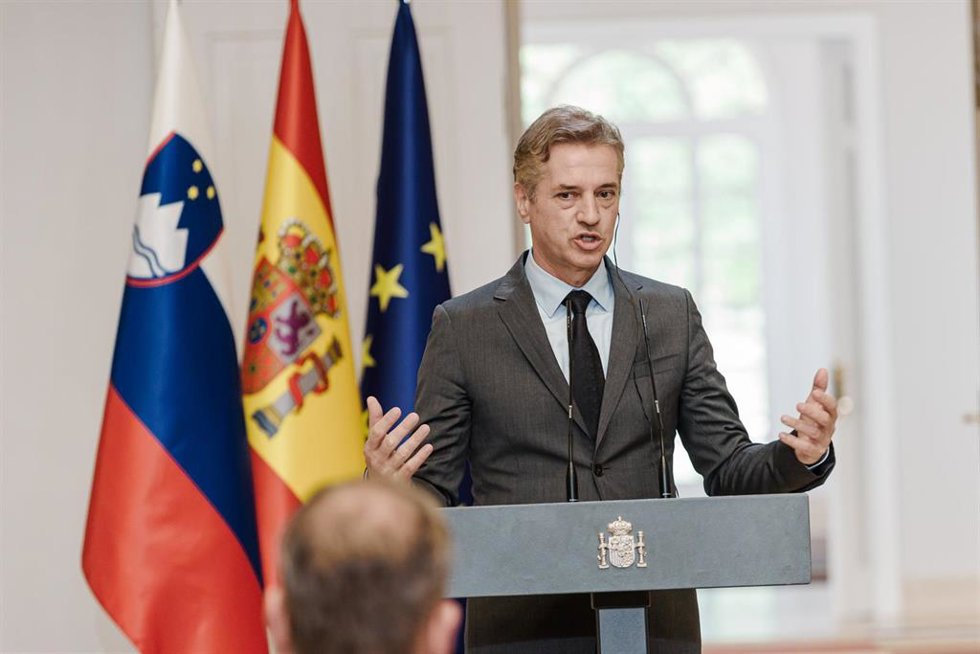 Archivo - El primer ministro de la República de Eslovenia, Robert Golob, ofrece una rueda de prensa tras un encuentro con el presidente del Gobierno, Pedro Sánchez, en el Palacio de la Moncloa