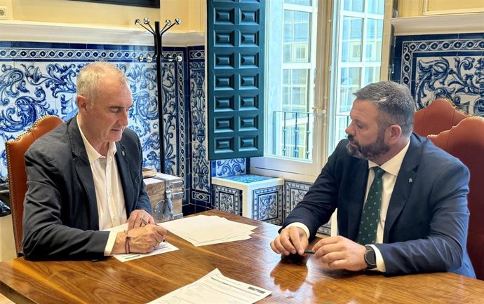 El alcalde de Segovia y el director de la red comercial de Eurocaja Rural durante la firma.