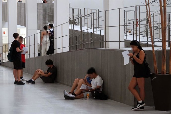Estudiantes antes de la celebración de las pruebas extraordinarias de la PAU en la Universidad de Málaga.
