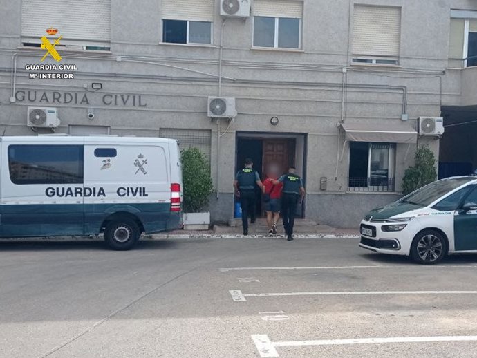 Detingut acusat de gravar a dones mentre es dutxaven en un gimnàs de Torrevella