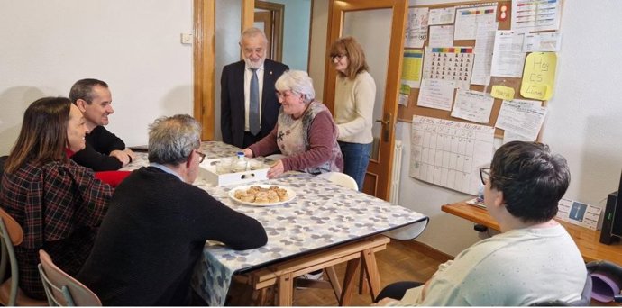 La consejera de Bienestar Social y Familia, Carmen Susín, y el gerente del IASS, Ángel Val, visitaron uno de los pisos de vida independiente para personas con discapacidad, cuyas plazas se incorporan a las nuevas tipologías.