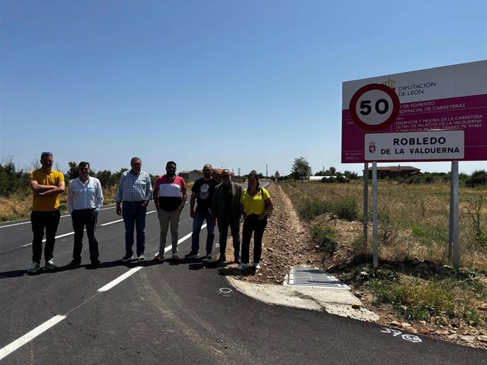 El vicepresidente de la Diputación de León y diputado de Infraestructuras, Roberto Aller (tercero por la izquierda), en la LE-7401.