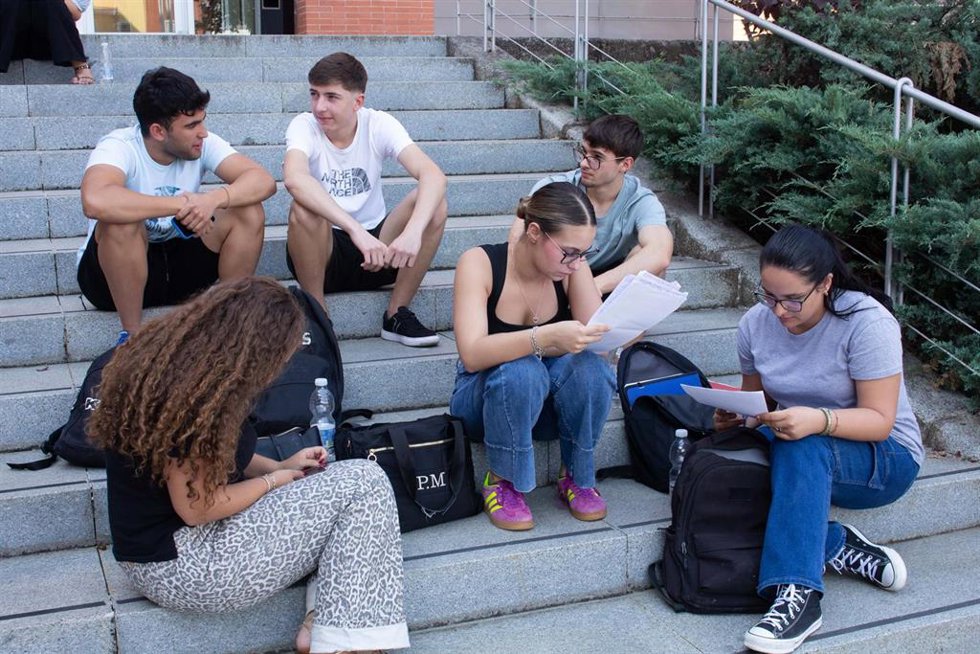 Estudiantes de 35 centros educativos de Sevilla y su provincia se examinan en la Olavide de la PAU estraodinaria.