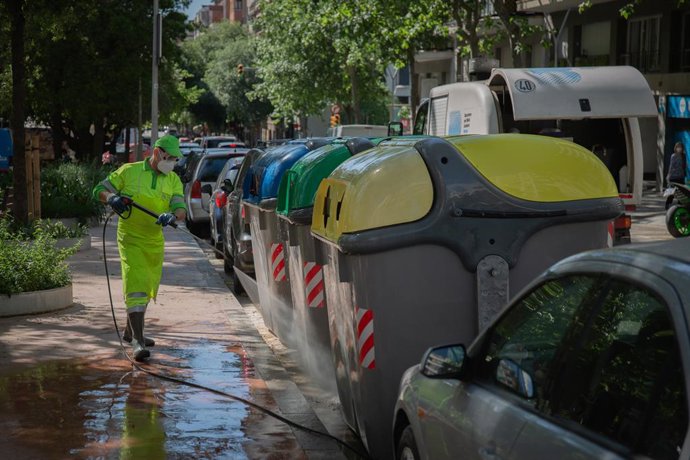 Archivo - Un operari de neteja a Barcelona