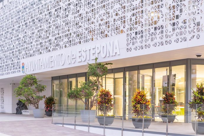Archivo - El Ayuntamiento de Estepona instaura esta medida "para que el 'tasazo' del Ejecutivo centrla tenga la mínima repercusión en los ciudadanos, al tiempo que se da cumplimiento del mismo".