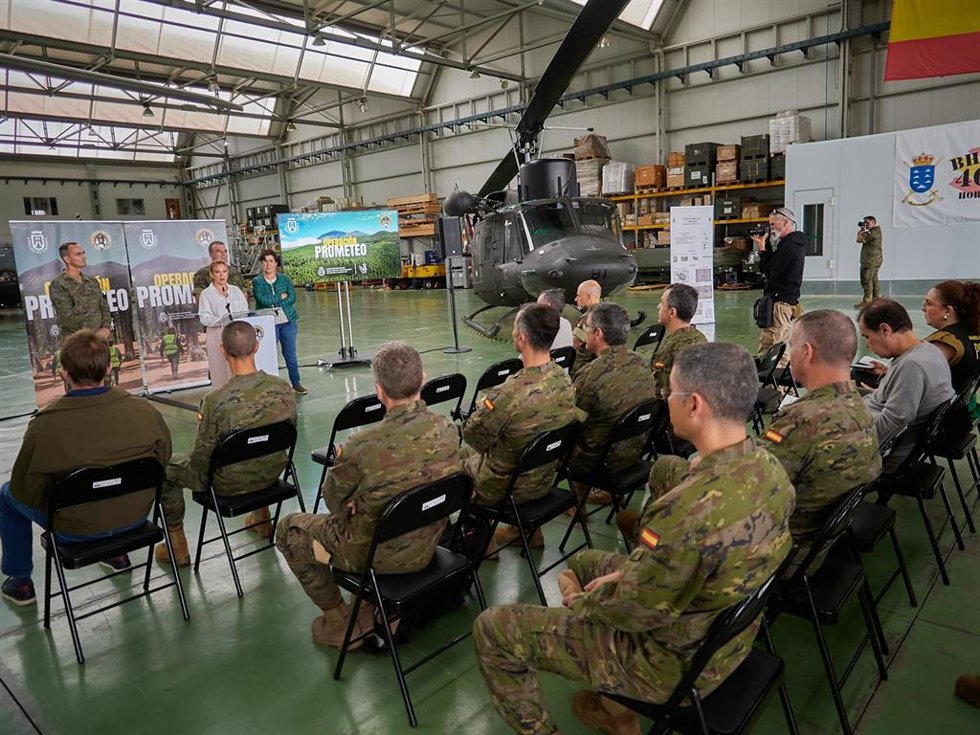 La presidenta del Cabildo de Tenerife, Rosa Dávila (c), en la presentación de la 'Operación Prometeo' de vigilancia forestal