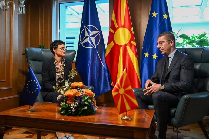 La comisaria de Ampliacion, Marta Kos, junto al primer ministro macedonio, Hristijan Mickoski, en Skopje.