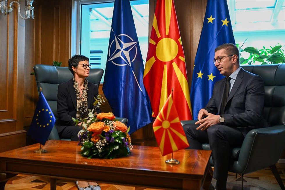 La comisaria de Ampliacion, Marta Kos, junto al primer ministro macedonio, Hristijan Mickoski, en Skopje.