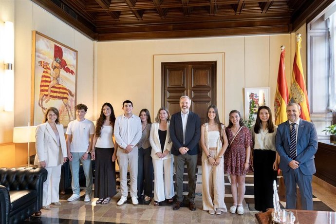 El presidente del Gobierno de Aragón, Jorge Azcón, recibe a los estudiantes con mejores calificaciones de la PAU de 2025.