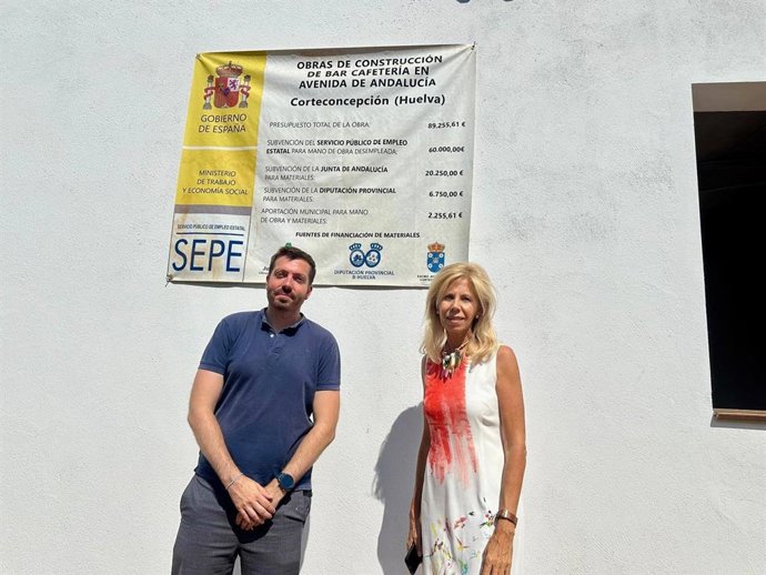 La subdelegada del Gobierno en Huelva, María José Rico, en Corteconcepción junto al alcalde, Javier Ginés.