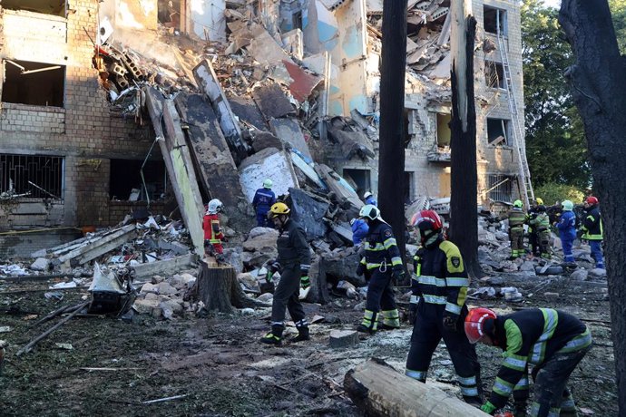 23 de junho de 2025, Kiev, Ucrânia: Bombeiros trabalham no local de um prédio de apartamentos atingido por ataques de drones e mísseis russos, em meio ao ataque da Rússia à Ucrânia. A Ucrânia disse em 23 de junho que "outro ataque maciço" a Kiev por drone