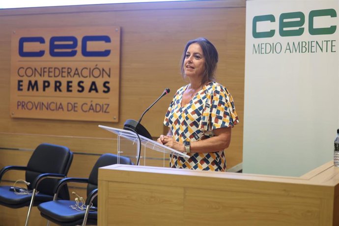 Catalina García en la jornada organizada por la Confederación de Empresarios de Cádiz del sector Medio Ambiente.