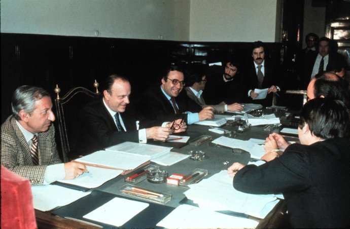 Archivo -  Constitución de la Ponencia de siete diputados encargados de elaborar el anteproyecto de Constitución Española