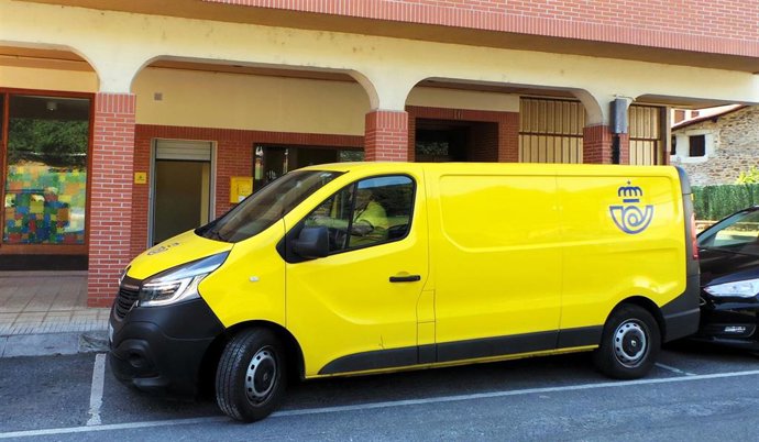 Archivo - Imagen de un cartero rural.