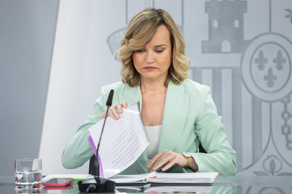 La Ministra de Educación y Formación Profesional de España y Portavoz, Pilar Alegría, ofrece declaraciones a la prensa tras el Consejo de Ministros, a 1 de julio de 2025, en Madrid (España). El consejo de ministros aprueba una subida salarial del 0,5% p