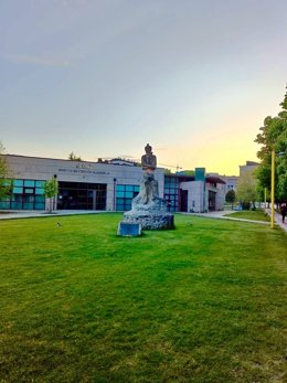 Estatua del pensador en el Campus de Vegazana de la ULE.