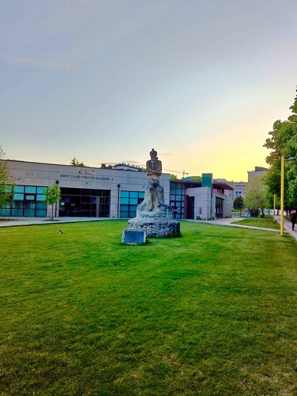 Estatua del pensador en el Campus de Vegazana de la ULE.
