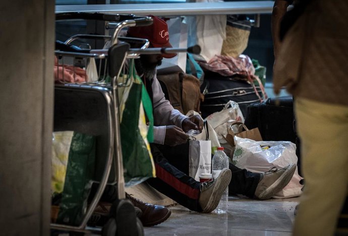 Archivo - Varias personas en un acceso en la Terminal 4 del Aeropuerto Adolfo Suárez Madrid-Barajas, a 21 de mayo de 2025, en Madrid (España). 