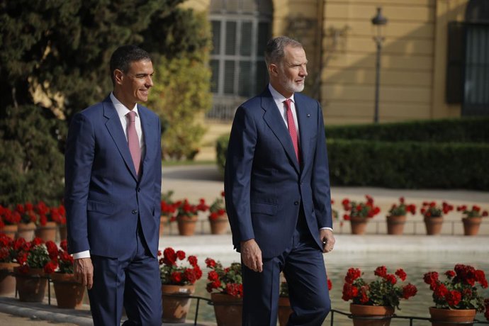 El presidente del Gobierno, Pedro Sánchez, y el Rey Felipe VI, durante la XXVIII Conferencia de Presidentes, en Palau de Pedralbes de Barcelona, a 6 de junio de 2025, en Barcelona, Catalunya (España). Durante la conferencia se abordarán los 16 puntos de l