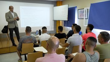 Voluntarios de Banco Santander forman en finanzas básicas a internos de la cárce