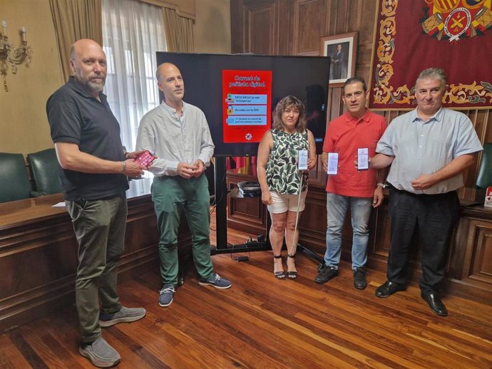 Los 11.000 socios de las 21 peñas con las que cuenta la Vaquilla del Ángel podrán beneficiarse de ventajas y descuentos con el carné digital.