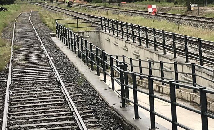 Archivo - Vías de tren y paso subterráneo en una estación