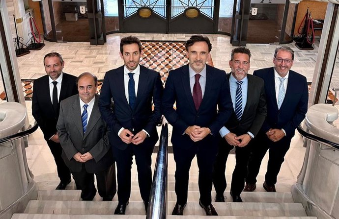 El consejero de Fomento e Infraestructuras, Jorge García Montoro, junto al equipo directivo de su departamento, en la Asamblea Regional