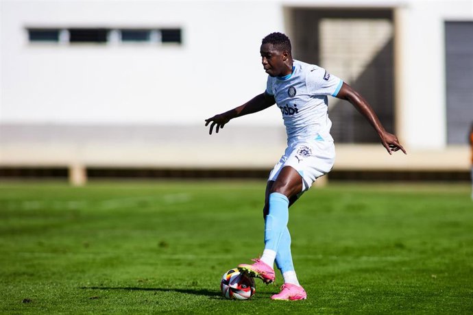 Archivo - Ibrahima Kebe of Girona FC in action during the Copa del Rey, first round, football match played between CD San Roque de Lepe and Girona FC at Ciudad de Lepe stadium on November 1, 2023, in Huelva, Spain.