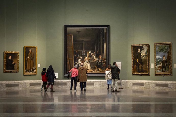 Archivo - Varias personas contemplan el cuadro de Velázquez 'Las Meninas' en una visita al Museo del Prado de noche, a 4 de marzo de 2023, en Madrid (España). El Museo del Prado abre sus puertas de noche el primer sábado de cada mes en el marco de un proy