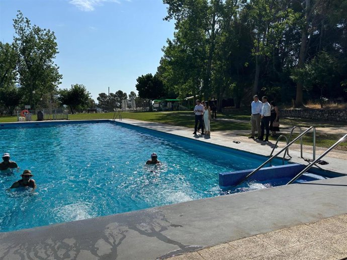 El presidente de la Diputación de Almería visita una piscina.