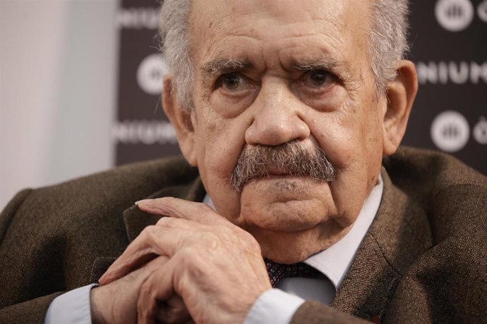 Archivo - El escritor y lingüista Albert Jané durante la entrega del Premi d’Honor de les Lletres Catalanes 2024, en Espai Abacus, a 13 de marzo de 2024, en Barcelona