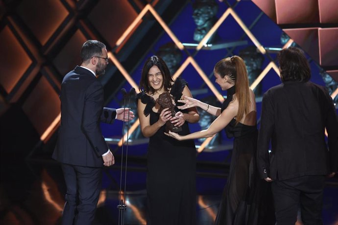 Archivo - Fran Araújo (i) e Isa Campo (d), reciben el Goya a mejor guion adaptado por 'Un año, una noche', Los directores de cine Rodrigo Sorogoyen e Isabel Peña reciben el Goya a mejor guión original por 'As Bestas', en la 37 edición de los Premios Goya,