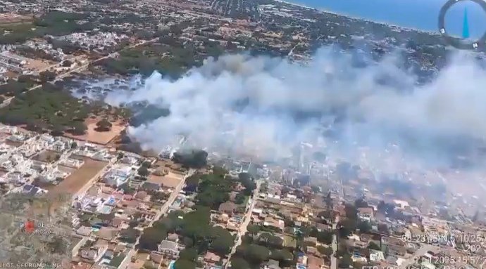 Incendio declarado en Chiclana en la tarde de este martes.
