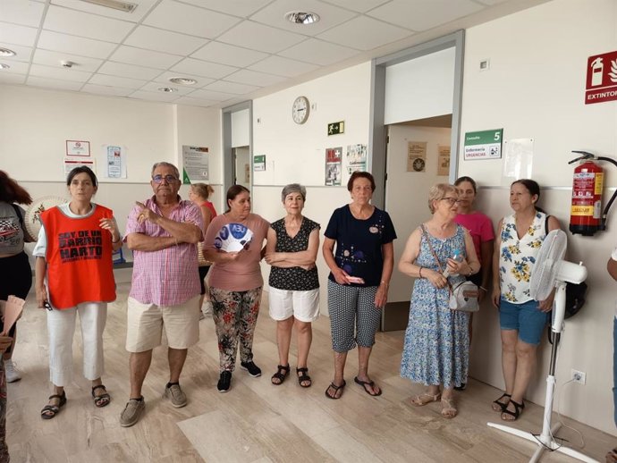 Un grupo de vecinos, convocados por Barrios Hartos, protestas en el centro de salud de Palmete.