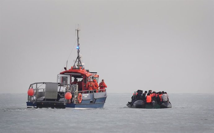 Archivo - Arquivo - 31 de maio de 2025, França, Gravelines: Autoridades francesas escoltam pessoas que se acredita serem migrantes a bordo de um pequeno barco que sai da praia de Gravelines, na França, em uma tentativa de chegar ao Reino Unido cruzando o 