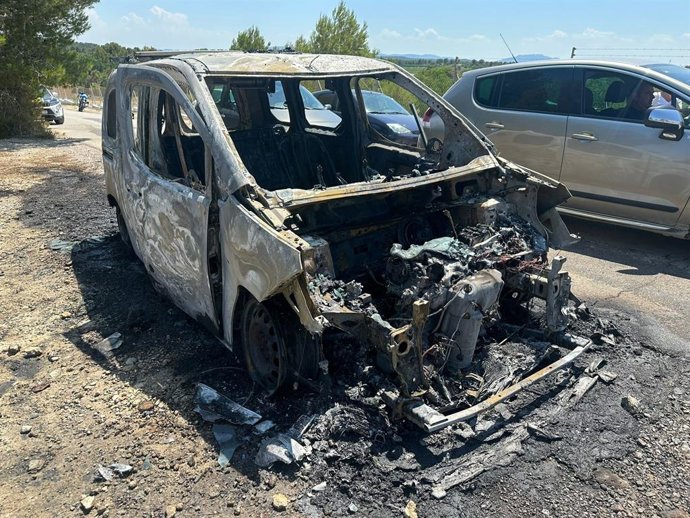 Un incendi calcina un vehicle en un càmping de Torrent 