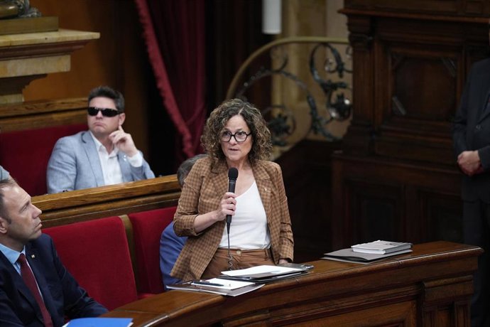 La consellera de Cultura de la Generalitat, Sònia Hernández, en el pleno del Parlament