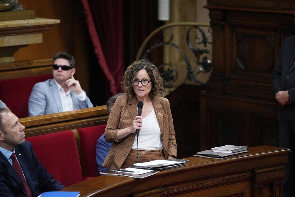 La consellera de Cultura de la Generalitat, Snia Hernández, en el pleno del Parlament