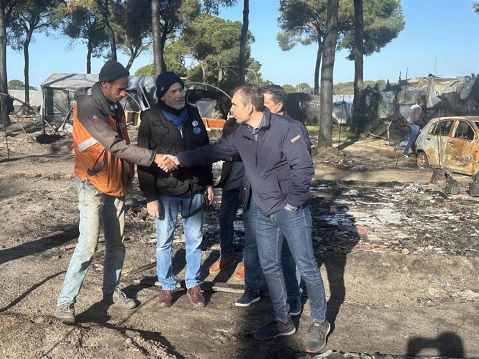El diputado de Sumar en el Congreso Toni Valero en un asentamiento del entorno de Doñana.